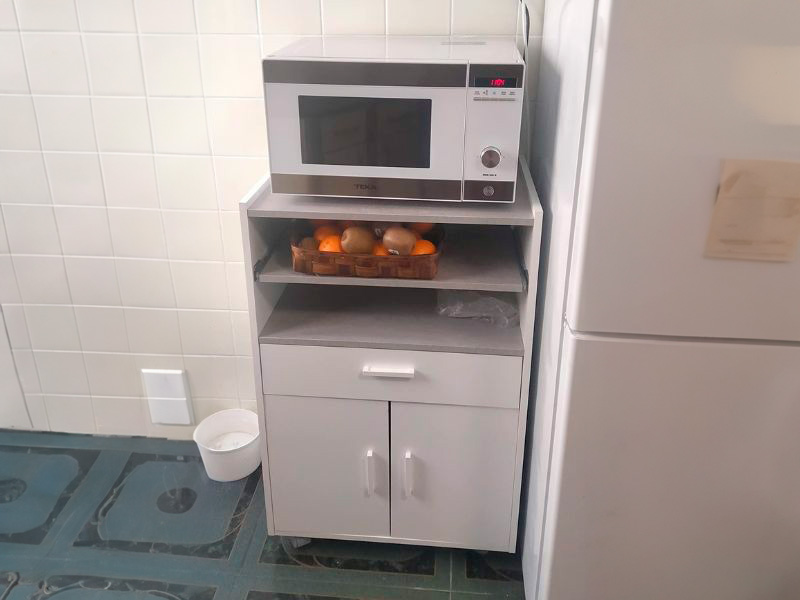 Foto de cliente de Mueble Auxiliar Microondas Con Ruedas Color Blanco 59x92x40 cm