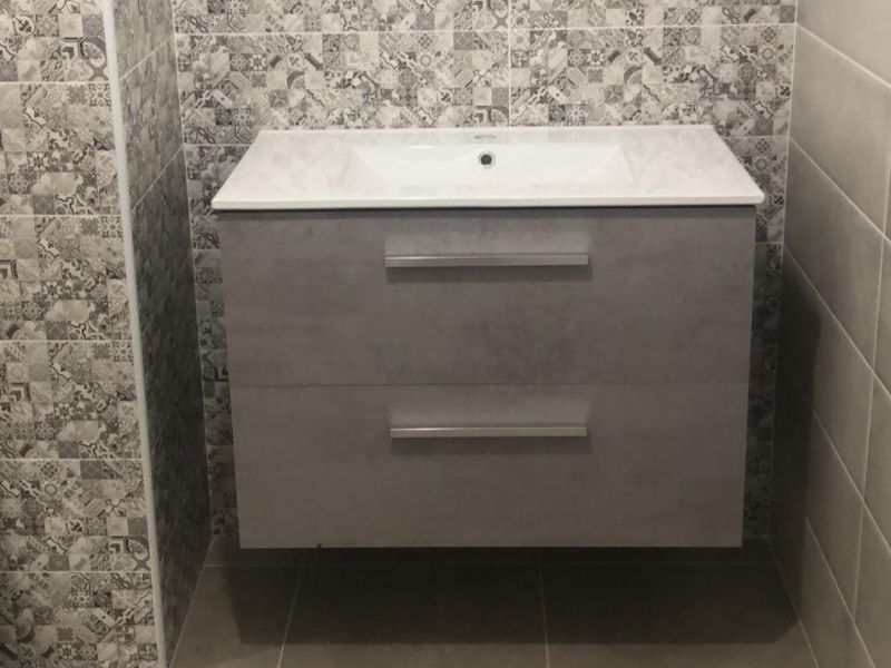Foto de cliente de Mueble de Baño Pack Cemento con Columna (Incluye Lavabo y Espejo)