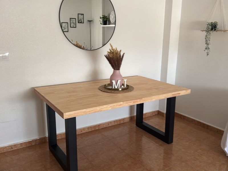 Foto de cliente de Pack mesa industrial madera y sillas nordicas blancas roble nordish