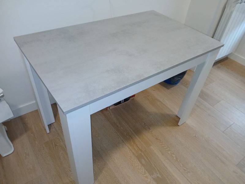 Foto de cliente de Mesa cocina Cloe en Blanco artik y Cemento 78x109x67 cm