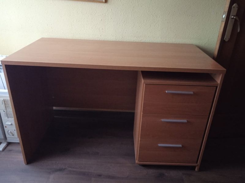 Foto de cliente de Mesa Escritorio Clásica con cajonera color Cerezo 120 cm