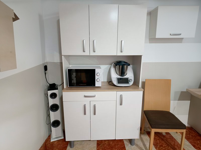 Foto de cliente de Armario aparador blanco cocina 6 puertas. Blanco y roble 101x185 cm