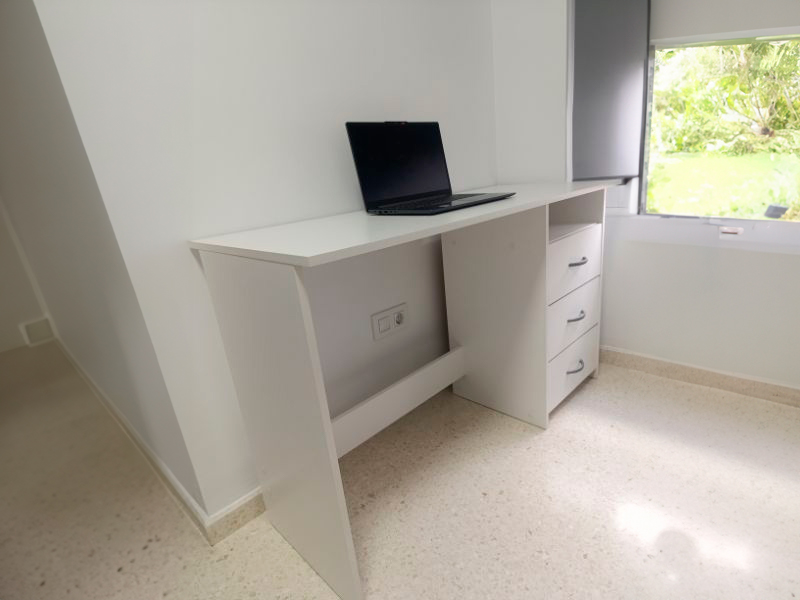 Foto de cliente de Escritorio Aristóteles color blanco mate 3 cajones 1 hueco 123 cm