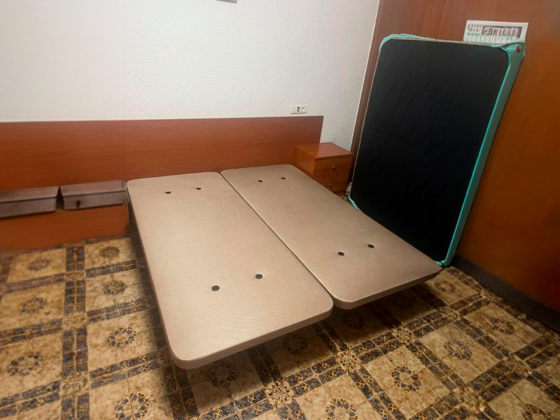 Foto de cliente de Base de Cama Tapizada XL 180/160 cm Ancho Beige (Con patas)
