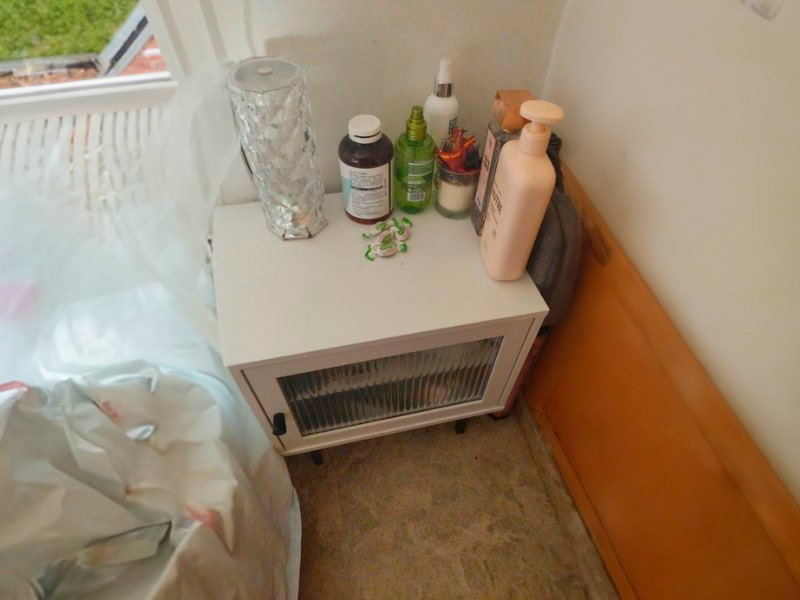 Foto de cliente de Mesita de Noche Vitinia con 1 Puerta Color Blanco y Negro 40x46