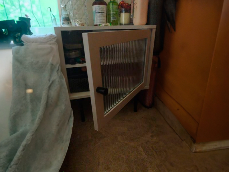 Foto de cliente de Mesita de Noche Vitinia con 1 Puerta Color Blanco y Negro 40x46