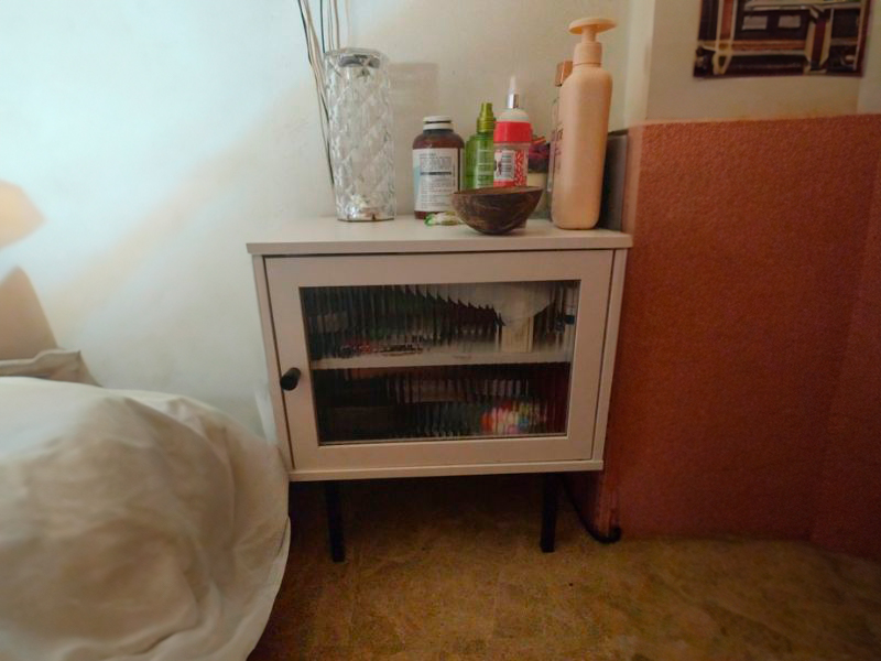 Foto de cliente de Mesita de Noche Vitinia con 1 Puerta Color Blanco y Negro 40x46
