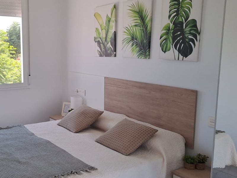 Foto de cliente de Cabecero de Cama con Mesita Pack Couple Diseño Moderno Blanco Mate Y Sahara 309 cm