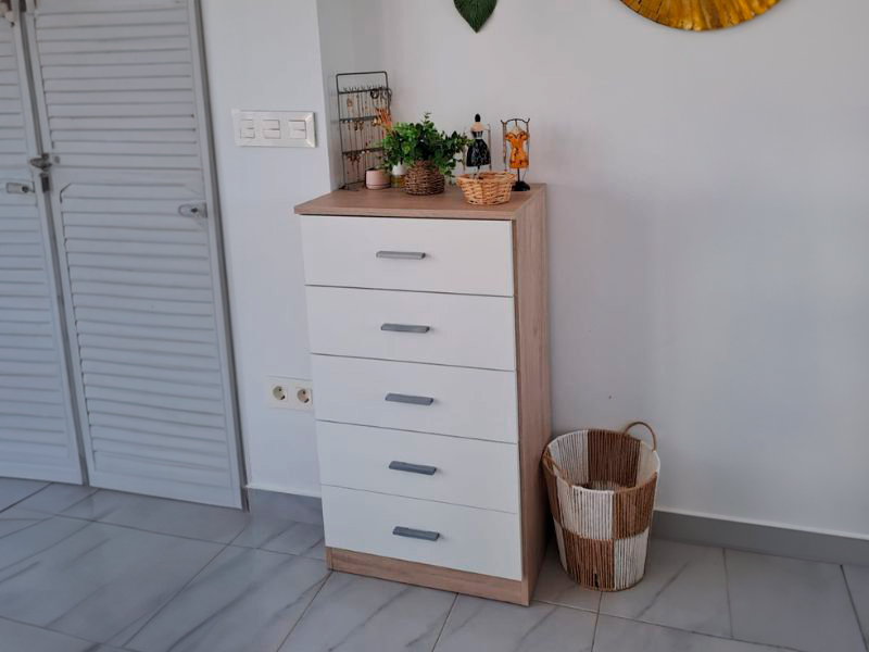 Foto de cliente de Cómoda De 5 Cajones Couple Blanco Mate Y Sahara 50x90 cm