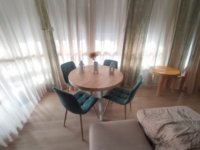 Foto de cliente de Mesa Comedor Redonda Extensible Berg Madera Color Roble Nordish y Blanco 100-180x100 cm