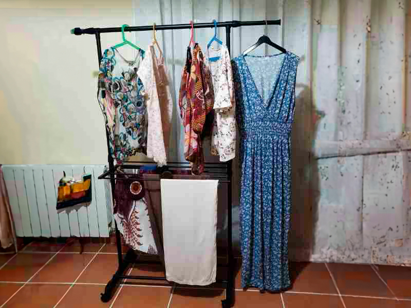 Foto de cliente de Perchero Burro Extensible Ajustable con Ruedas con Barra y Estante Negro 145x160 cm