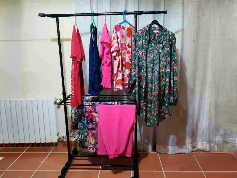 Foto de cliente de Perchero Burro Extensible Ajustable con Ruedas con Barra y Estante Negro 145x160 cm