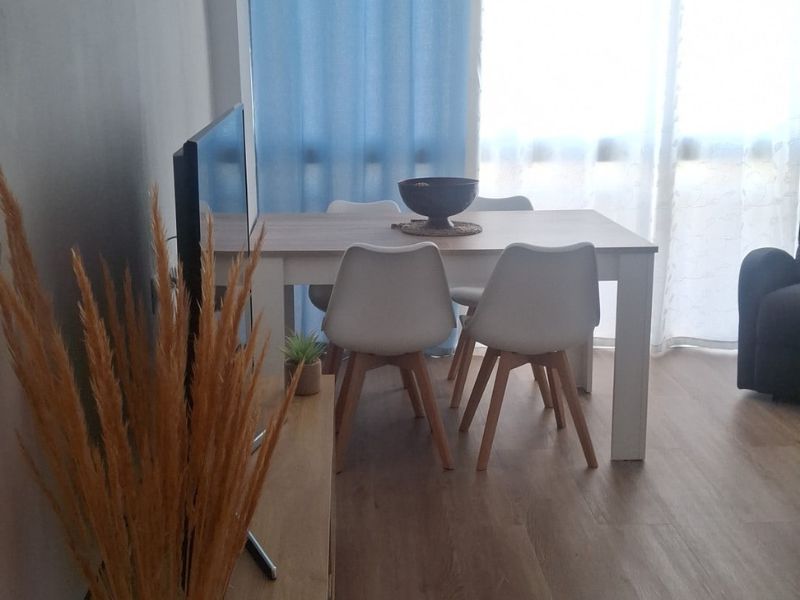 Foto de cliente de Pack Mesa con 4 Sillas Estilo Nórdico Color Blanco y Roble Canadian