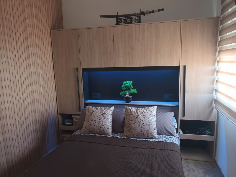 Foto de cliente de Cabecero de Cama Doble Puente John Color Roble Brooklyn y Negro Stipple 265 cm