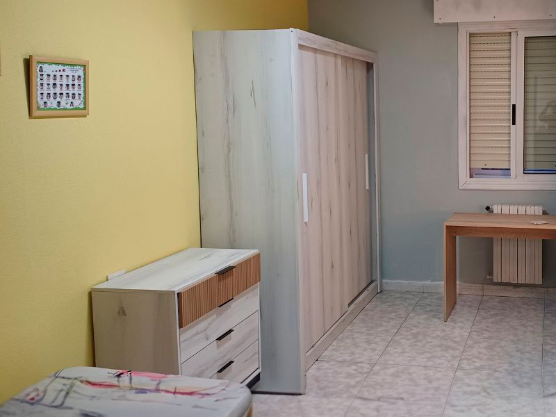 Foto de cliente de Cómoda Arles 4 Cajones Blanco Albo y Roble Rayado 80x80 cm