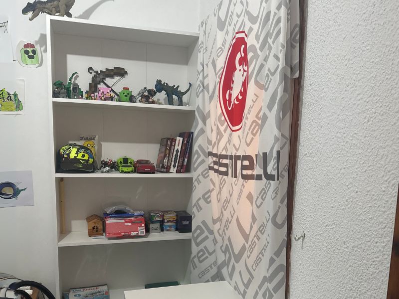 Foto de cliente de Pack estudio color blanco y gris (escritorio + estantería)