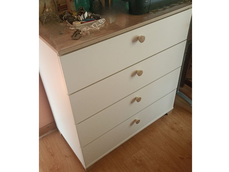 Foto de cliente de Cómoda 4 cajones Izzy Dormitorio Color Blanco Mate y Roble Kronberg 80x85 cm