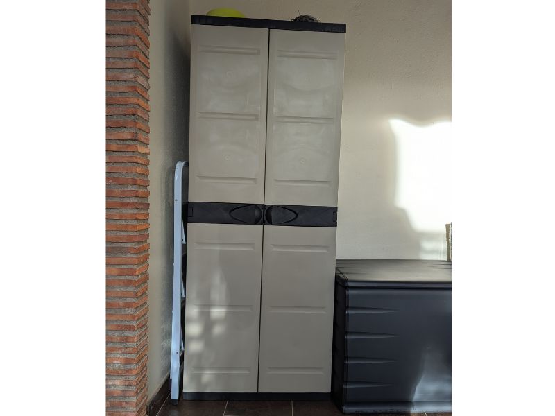 Foto de cliente de Armario Escobero Exterior 2 Puertas Titanium Color Negro 70x176 cm