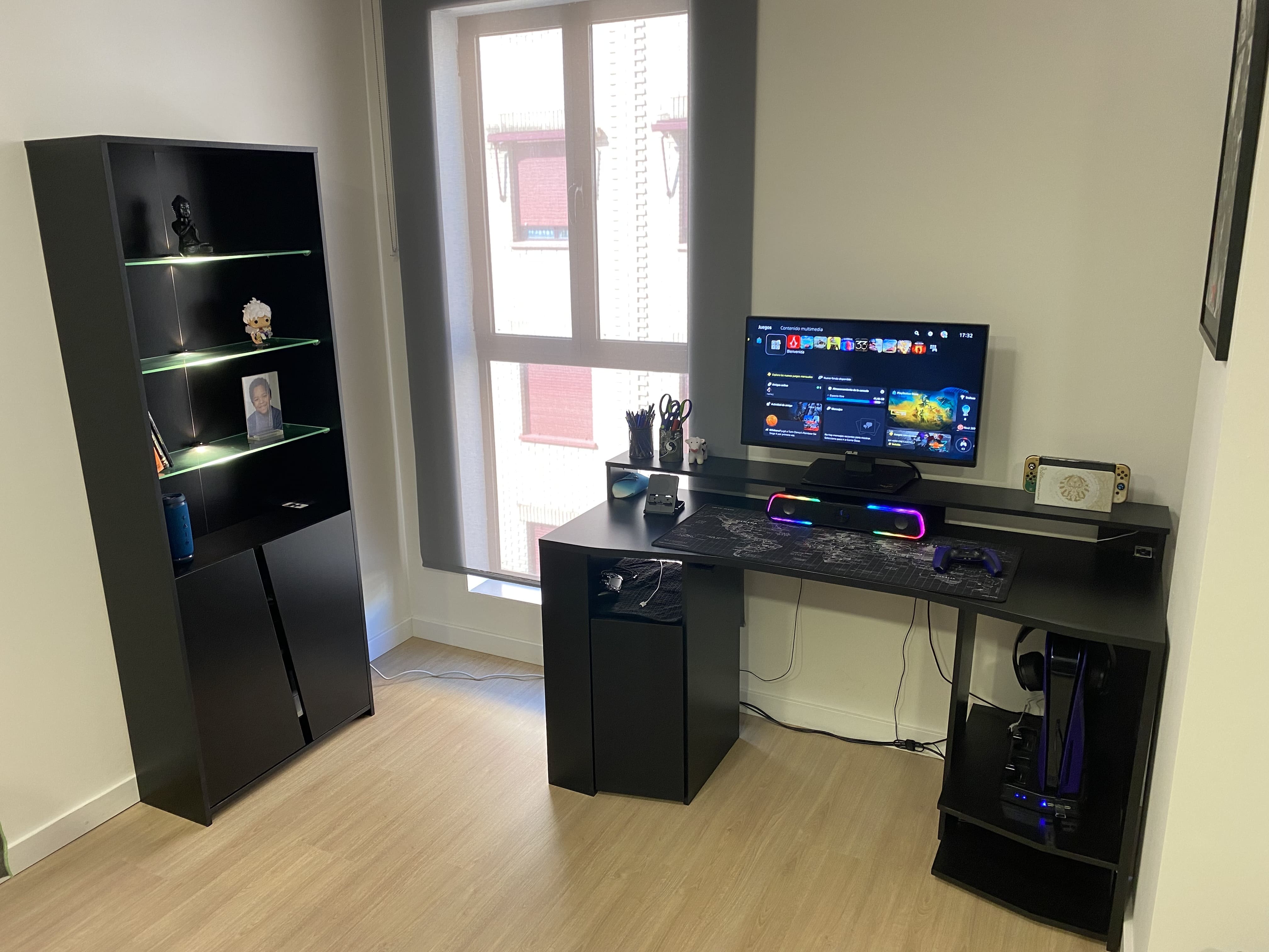 Foto de cliente de Libreria Alta Diamond Estilo Gamer Color Negro Con Luces Led 67x180x28 cm