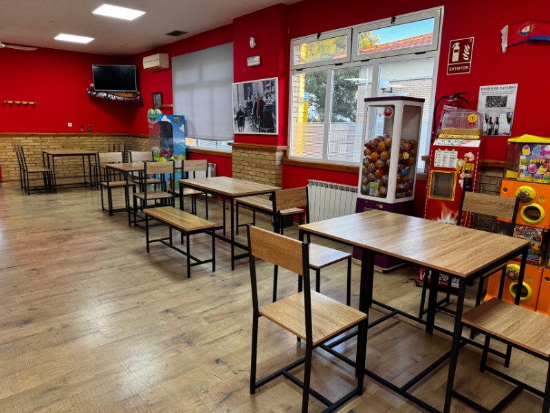 Foto de cliente de Conjunto Mesa Cocina Fija y 2 Bancos Lari Color Roble Cambrian y Negro