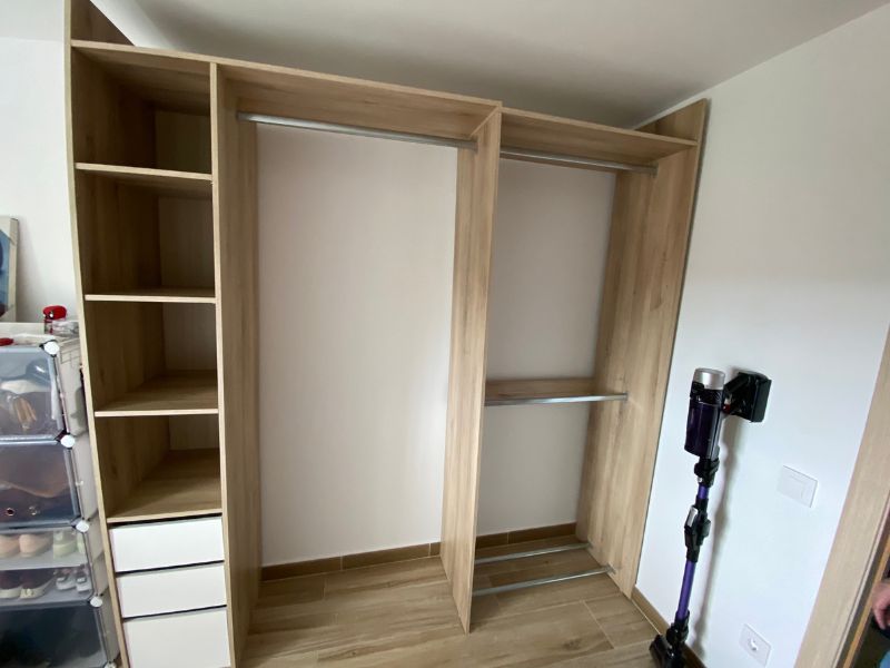 Foto de cliente de Vestidor Swing 3 Cajones Roble y Blanco Doble 200x218 cm