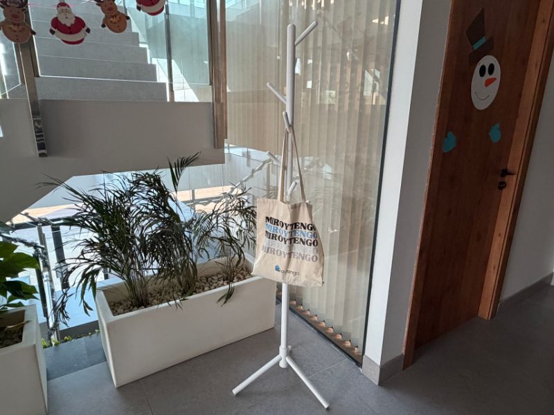 Foto de cliente de Perchero De Pie 8 Colgadores Reki Color Blanco