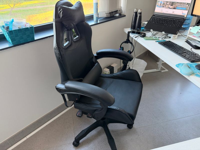 Foto de cliente de Silla Gaming Koe Giratoria con Cojín Lumbar Color Negro