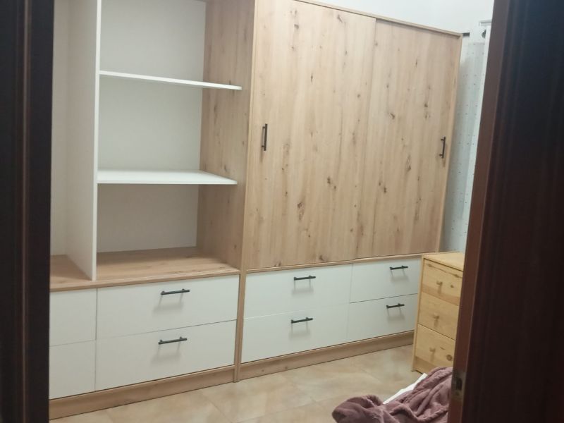 Foto de cliente de Armario con 2 Puertas Correderas y 4 Cajones Lúmina en Blanco Artik y Roble Nodi 140x200 cm