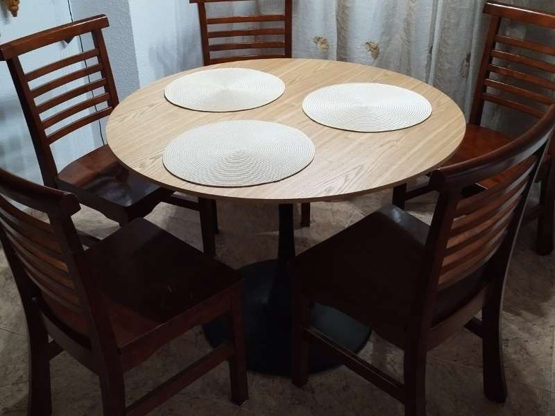 Foto de cliente de Mesa De Comedor Redonda Fija Elias Roble y Negro 102x102 cm