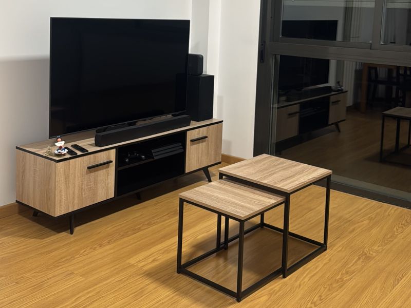 Foto de cliente de Mueble Bajo TV Wayne Moderno Color Roble Cepillado Y Negro Mate 151 cm