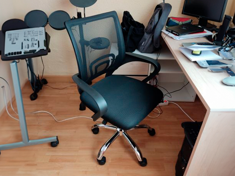 Foto de cliente de Silla oficina Vita giratoria negra con refuerzo lumbar