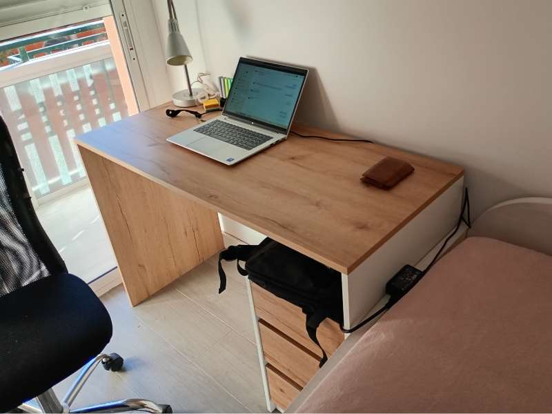 Foto de cliente de Mesa escritorio Harison con 3 cajones Roble kronberg y Blanco mate 117 cm