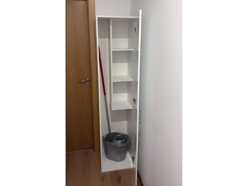 Foto de cliente de Armario Alto Multiusos Auxiliar Con Ruedas 1p Color Blanco 42x183 cm