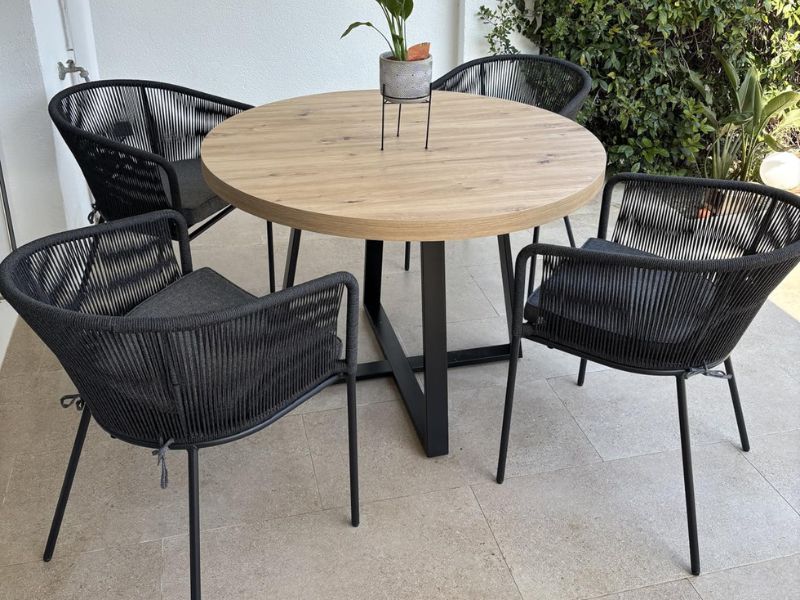Foto de cliente de Mesa Comedor Redonda Extensible Aduna Roble y Negro 110-158x110 cm