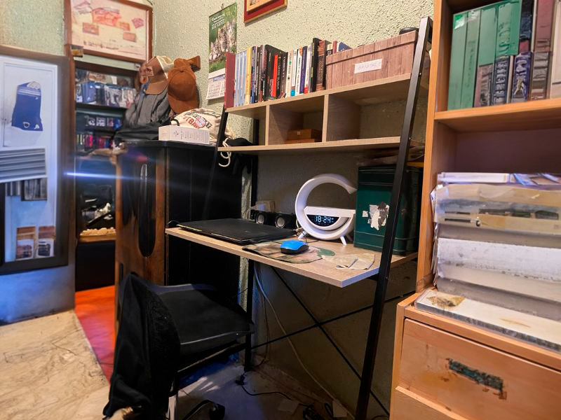 Foto de cliente de Mesa Escritorio Ordenador Simply con Estante Color Roble Cambrian y Negro 86 cm