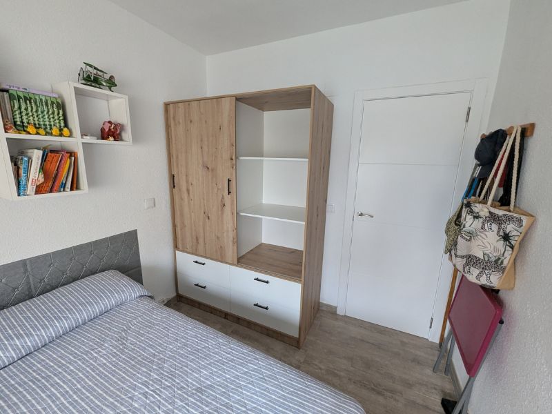 Foto de cliente de Armario con 2 Puertas Correderas y 4 Cajones Lúmina en Blanco Artik y Roble Nodi 140x200 cm