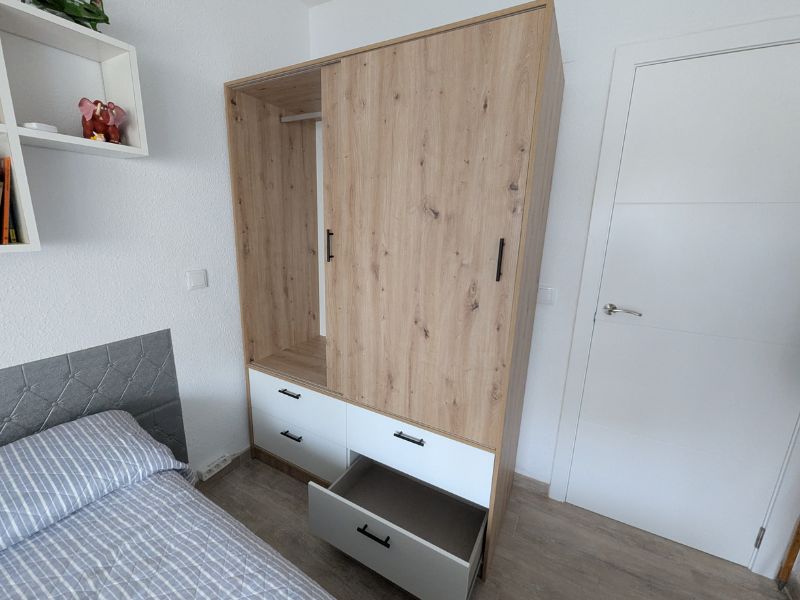 Foto de cliente de Armario con 2 Puertas Correderas y 4 Cajones Lúmina en Blanco Artik y Roble Nodi 140x200 cm