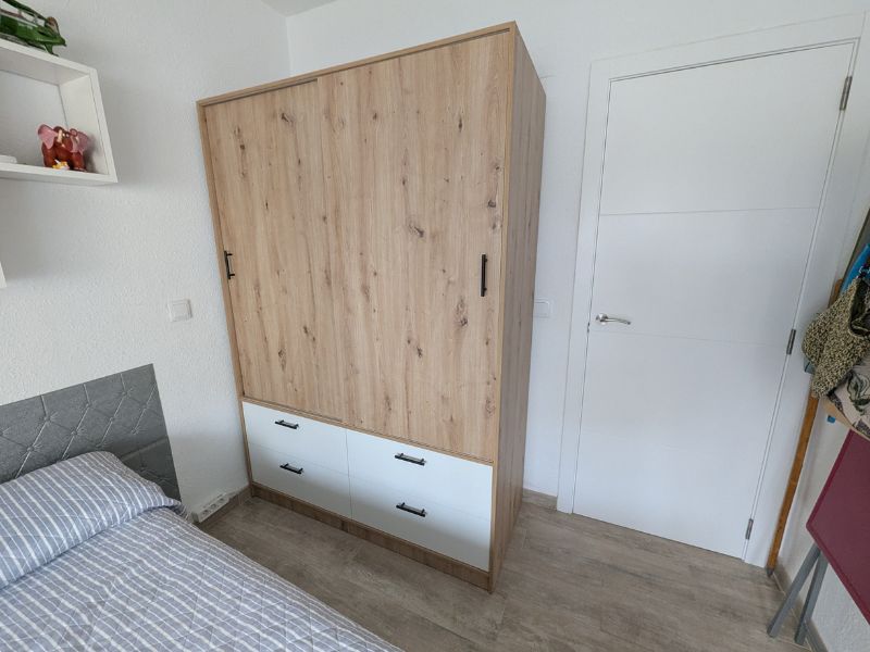 Foto de cliente de Armario con 2 Puertas Correderas y 4 Cajones Lúmina en Blanco Artik y Roble Nodi 140x200 cm