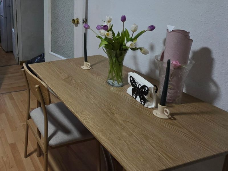 Foto de cliente de Conjunto Mesa y 4 Sillas Vex Estilo Industrial Color Roble Claro y Champagne