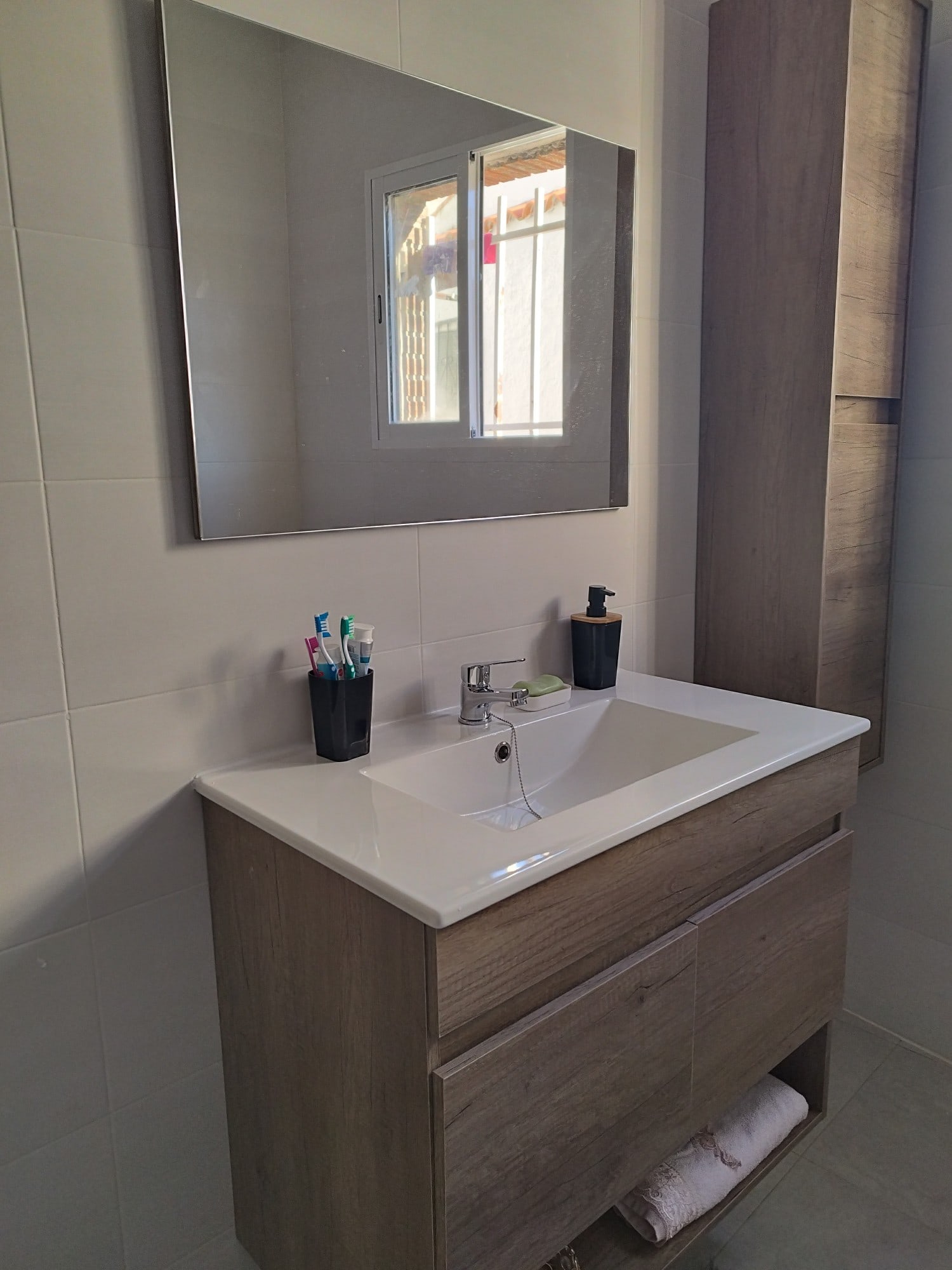 Foto de cliente de Mueble de Baño Pack y Armario Auxiliar Nordik (Incluye Lavabo y Espejo)