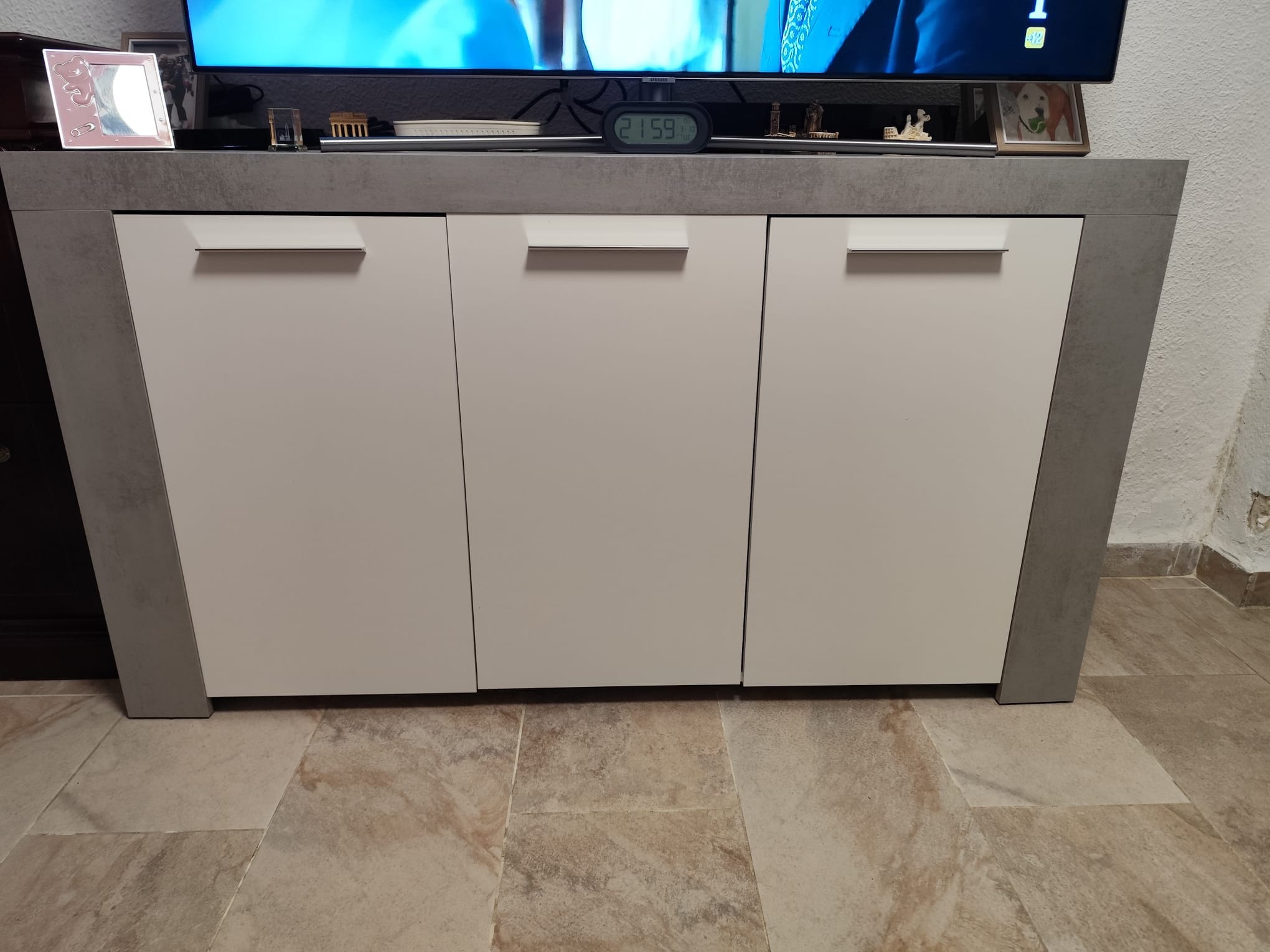 Foto de cliente de Aparador Salón Comedor Estilo Industrial Con 3 Puertas Color Gris Cemento Y Blanco 144 cm