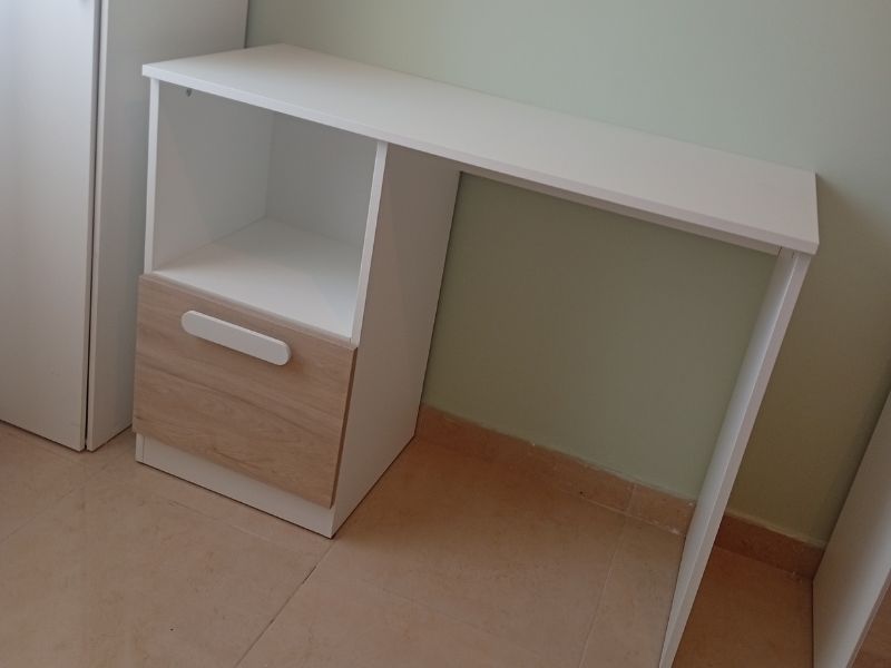 Foto de cliente de Mesa Escritorio Estelle Juvenil Color Blanco Mate y Roble Sahara 100 cm