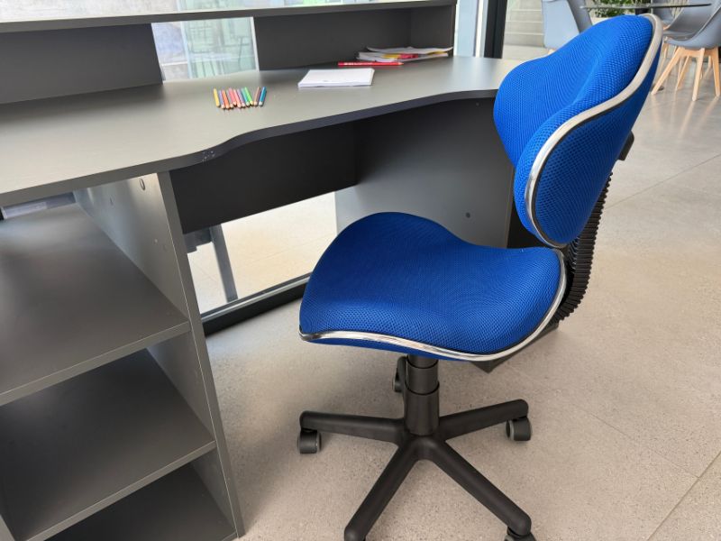 Foto de cliente de Silla escritorio Juvenil Bambola Color Azul y Negro