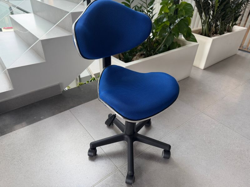Foto de cliente de Silla escritorio Juvenil Bambola Color Azul y Negro