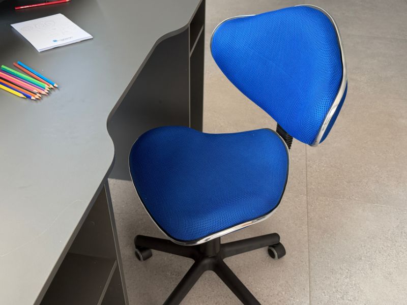 Foto de cliente de Silla escritorio Juvenil Bambola Color Azul y Negro