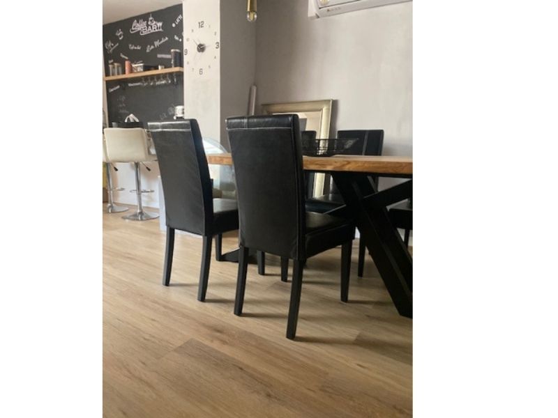 Foto de cliente de Silla de Comedor Moderna Guevara Color Negro Mate y Castaño