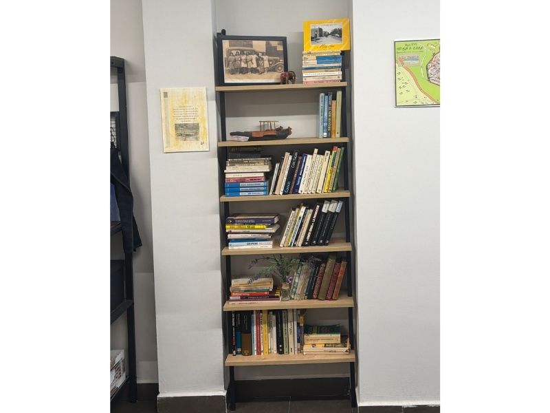 Foto de cliente de Estantería Librería De Pared Rus Roble Safir y Negro 183X60X20 cm