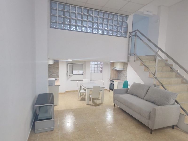 Foto de cliente de Conjunto Mesa y 4 Sillas Color Gris Cemento y Blanco