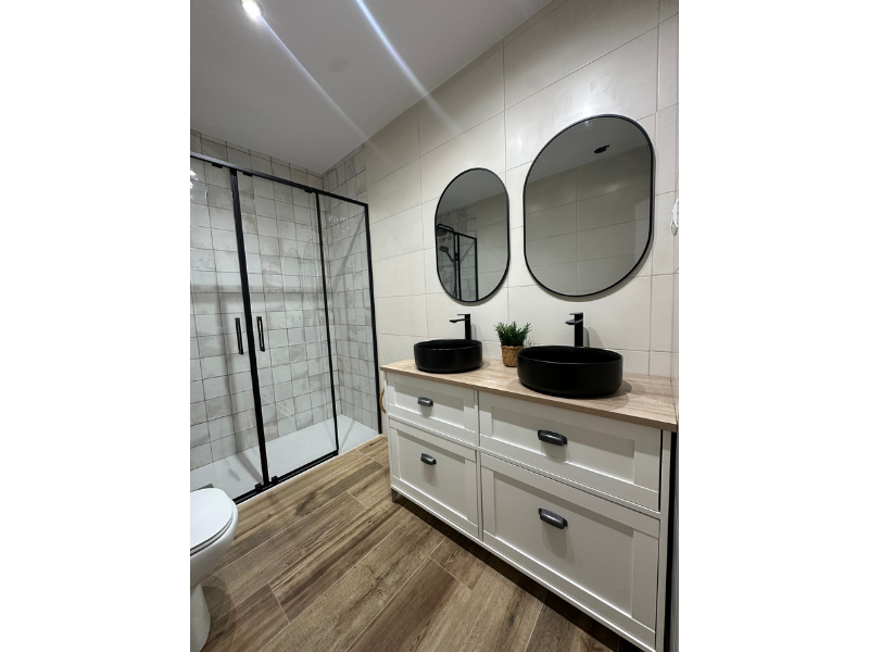 Foto de cliente de Mueble de Baño con Patas Toscana Color Blanco Soft y Roble Cambrian 120 cm (Lavabos Negros)