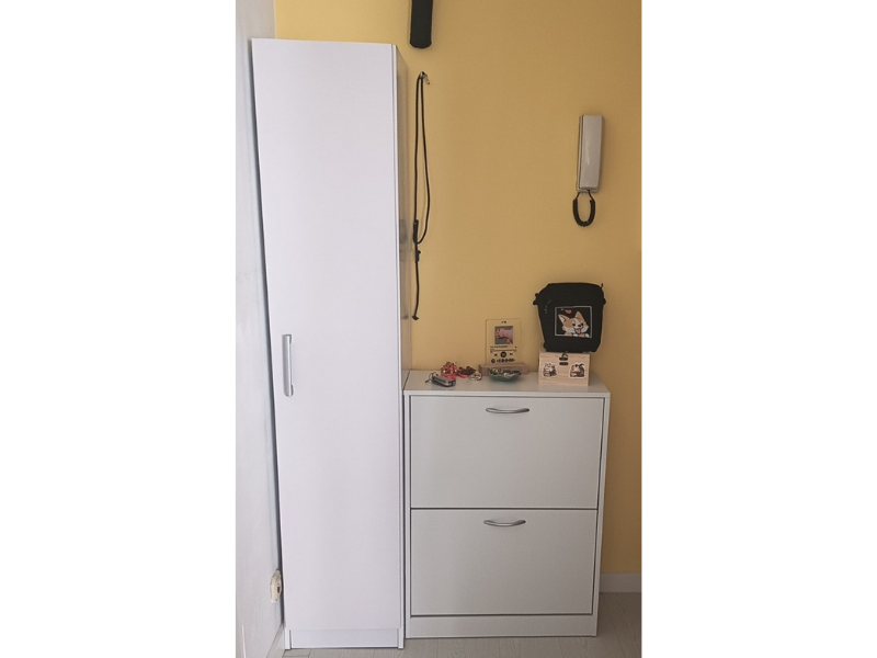 Foto de cliente de Armario Auxiliar Multiusos Alto Puerta Abatible Color Blanco 35x170 cm